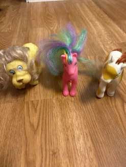 Tradera Samlarfigurer<Tre söta leksaksfigurer: Lejon, ponny och häst