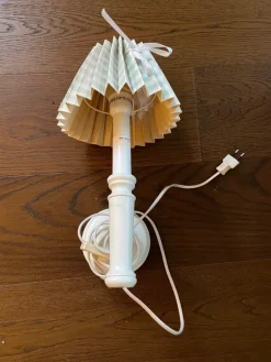 Tradera Tre stycken vägglampetter med rutig skärm^ Lampor