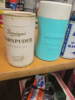 Tradera Kuriosa<Tre vintage barns puderburkar