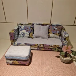 Tradera Tresitssoffa med fotpall barbie/maileg> Dockskåp & Dockor