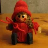 Tradera Träfigur flicka röda kläder Svenskt hantverk Vintage 1970-tal> Hemslöjd