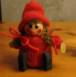 Tradera Träfigur flicka röda kläder Svenskt hantverk Vintage 1970-tal> Hemslöjd