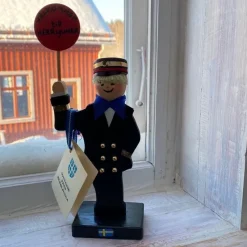 Tradera Kuriosa<Träfigur Herrljunga järnvägsstation