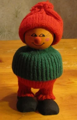 Tradera Träfigur Tomte nisse med stickade kläder röd o grön 1970-tal Jultomte Vintage> Hemslöjd