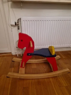 Tradera Trägunghäst röd/blå för små barn> Gunghästar & Åkdjur