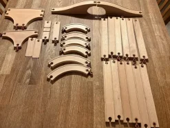 Tradera Trätågbana - stort set med diverse olika räls delar. Gott skick> Brio & Träleksaker