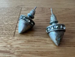 Tradera Örhängen<Tuffa Örhängen med stenar.