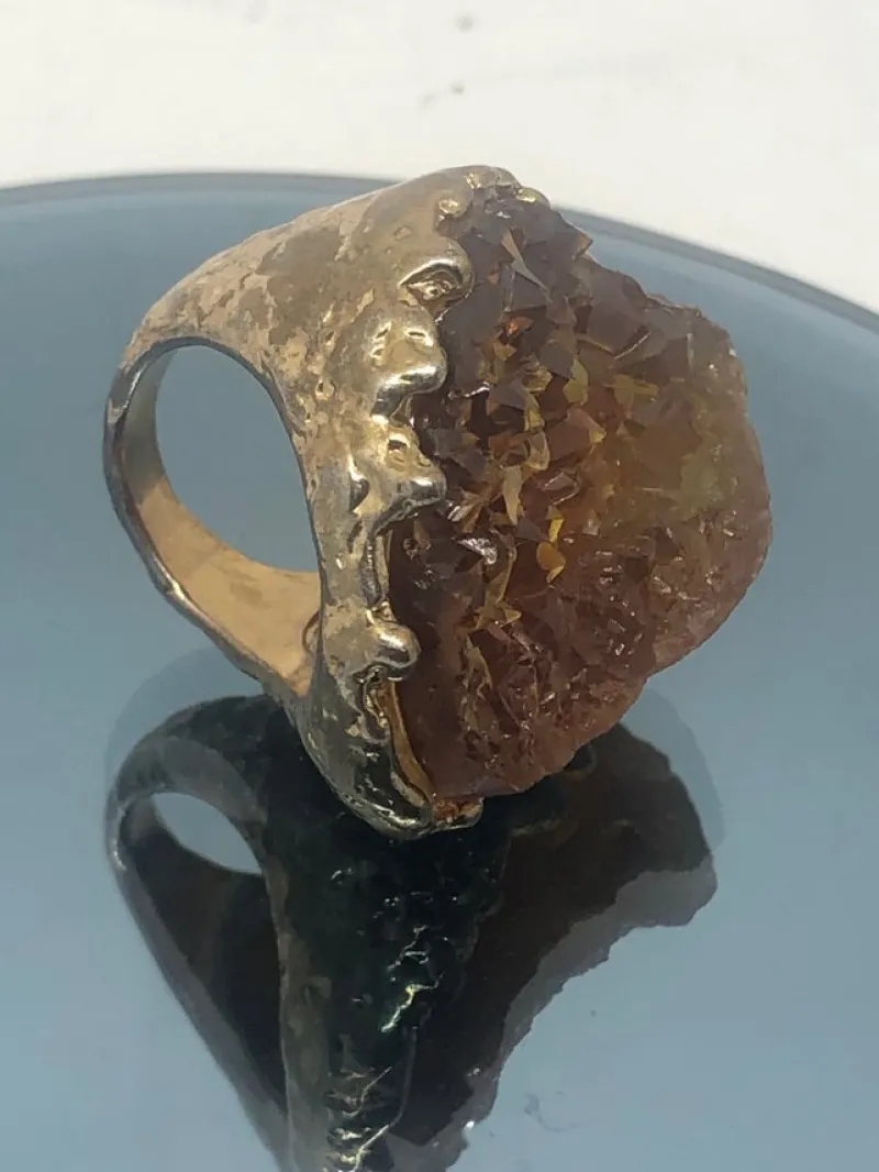 Tradera Ringar<Tung Guldig äldre ring med bernstenfärgad/cola sten, udda, abstrakt, kluster