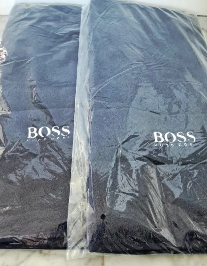 Tradera Två (2) stycken nya Hugo Boss dusch/badmattor, mörkblå^ Hemtextil