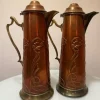 Tradera Två antika kopparkannor, vinkannor, Art Nouveau, jugend, 1900-talts början> Kopparföremål