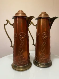 Tradera Två antika kopparkannor, vinkannor, Art Nouveau, jugend, 1900-talts början> Kopparföremål