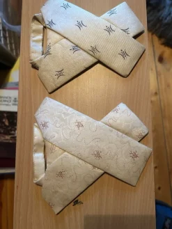 Tradera Två antika kravatter> Kuriosa