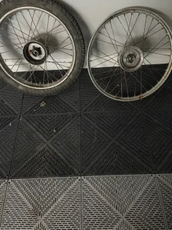 Tradera Två begagnade mopedhjul^ Mopeder & Delar