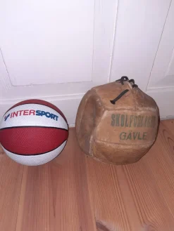 Tradera Övriga Samlarleksaker<Två bollar - en gammal läderboll och en Intersport basketboll