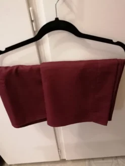 Tradera Två eleganta mörkröda gardiner^ Hemtextil