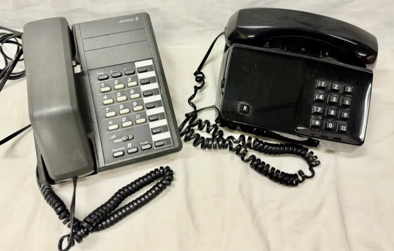 Tradera Fast Telefoni<Två Ericsson telefoner