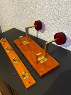 Tradera Två fina hängare, kroklist i mässing & teak Kappkrok med glasknopp Retro 60-tal> Krokar, Handtag & Beslag
