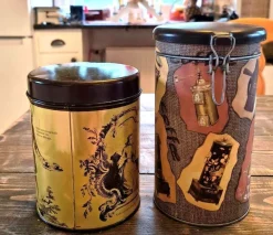 Tradera Plåtemballage<Två fina kaffeburkar i plåt, plåtburkar: Mega & Möllers lyxmocca