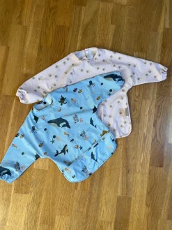 Tradera Två Haklappar med Långa Ärmar - Liewood och OYOY - havsmotiv och kaniner> Nappflaskor & Barnserviser