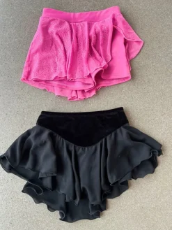 Tradera Konståkning<Två konståkningskjolar- Rosa och Svart - Storlek 10-12