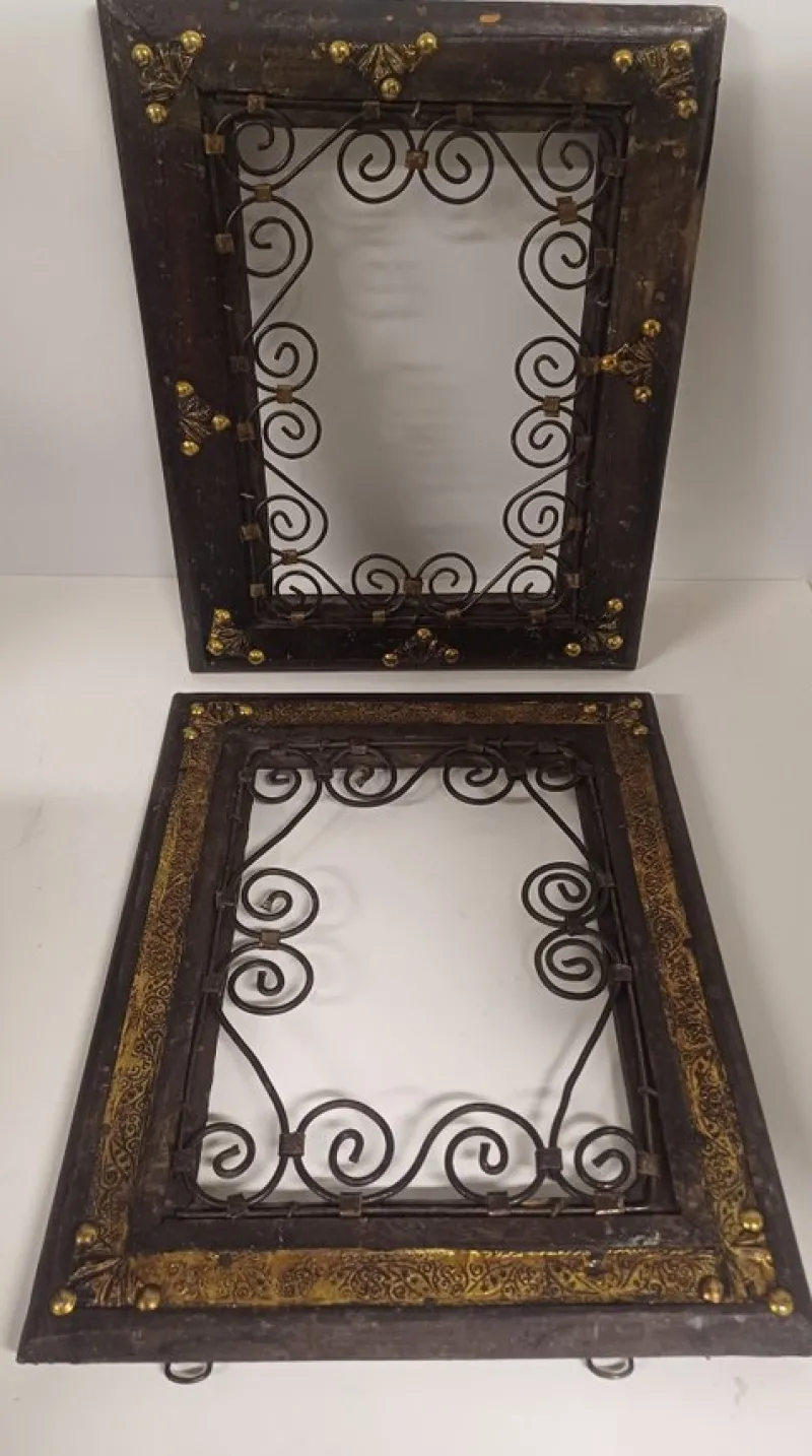 Tradera Två äldre dekorativa ramar i mörk trä med metalldetaljer^ Ramar