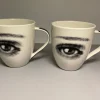 Tradera Två muggar med ögonmotiv, svart och vit^ Hushållsartiklar