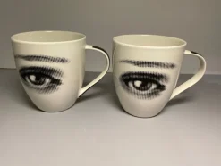 Tradera Två muggar med ögonmotiv, svart och vit^ Hushållsartiklar