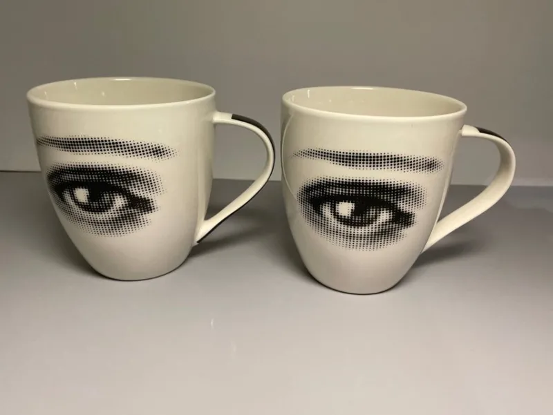 Tradera Två muggar med ögonmotiv, svart och vit^ Hushållsartiklar