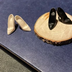 Tradera Två par skor för Barbie.^ Dockor