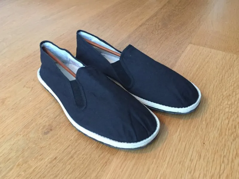 Tradera Övriga Skoprodukter<Två par Svarta kinaskor (tygskor) i stl 41