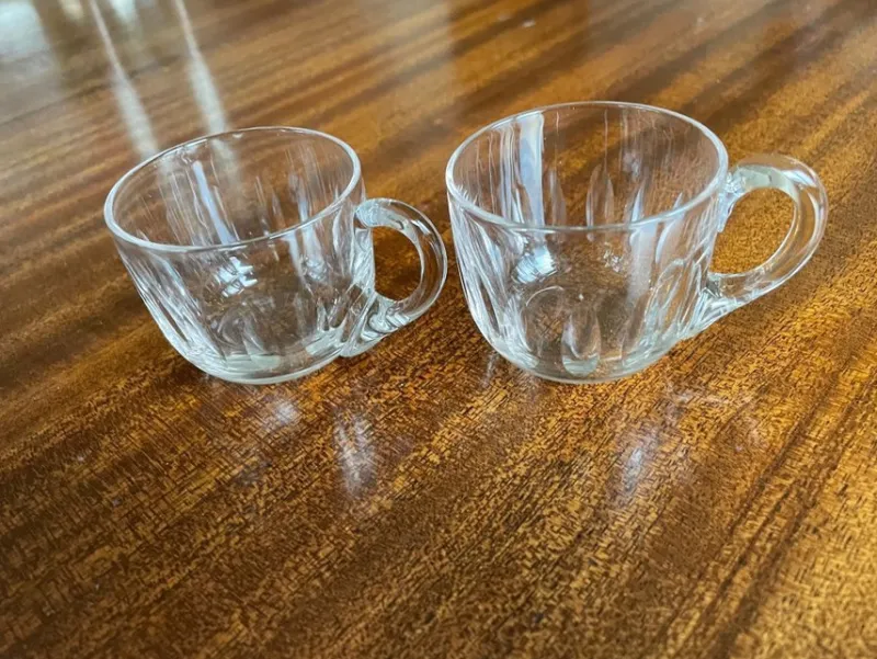 Tradera TVÅ PUNCH/GLÖGG MUGGAR MED OLIVSLIPNING> Glas