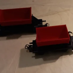 Tradera Två Röda Tågvagnar^ Modelljärnvägar