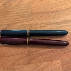 Tradera Pennor & Tillbehör<Två reservoarpennor blå och burgundy