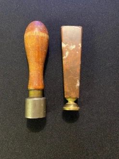 Tradera två sigill stämplar en i trä och en i sten> Antikviteter