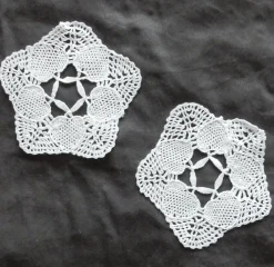 Tradera Två små virkade spetsdukar^ Inredning & Hushåll