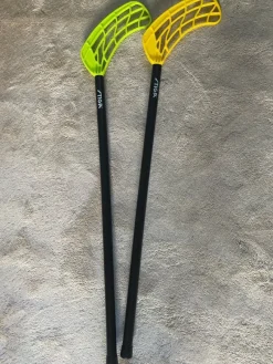 Tradera Innebandy<Två STIGA innebandyklubbor barn