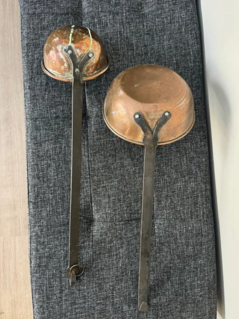 Tradera Två stora kopparslevar / Soppslev och grytslev i koppar> Kopparföremål