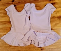 Tradera Gymnastik<Två stycken gammelrosa balettdräkt/gymnastikdräkt stl. 98