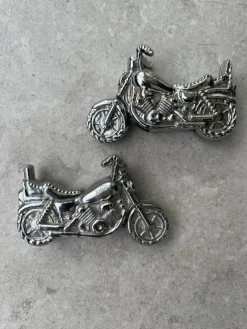 Tradera Tobakiana<Två stycken tändare formade som motorcyklar - John silver