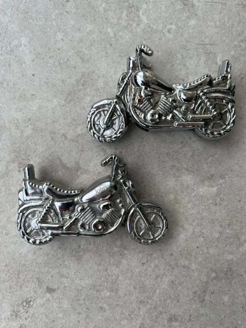 Tradera Tobakiana<Två stycken tändare formade som motorcyklar - John silver