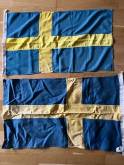 Tradera Två svenska flaggor från Svanens Segelmakeri - segelbåten^ Flaggor