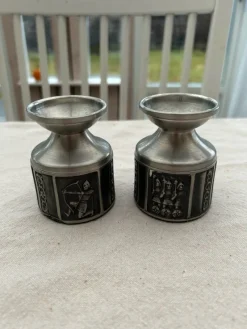 Tradera Två tennljushållare med medeltida motiv Kongetinn Pewter> Tenn & Mässing