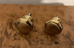 Tradera Två åttakantiga knoppar i massiv? mässing> Beslag & Reservdelar