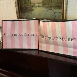 Tradera Två Victoria Secret påsar> Övriga Accessoarer