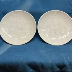 Tradera Två vita tallrikar med mönster^ Hushållsartiklar