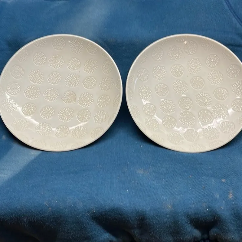 Tradera Två vita tallrikar med mönster^ Hushållsartiklar