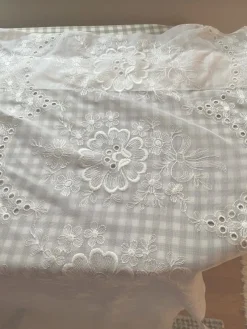 Tradera Tyll/spetsgardin med blommönster 2 st> Textilier