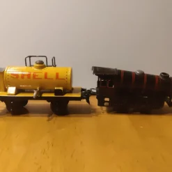 Tradera Järn- & Spårvägsmemorabilia<Tyska leksakståg - Lok och tankvagn