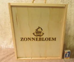 Tradera Varuförpackningar<U6895 Trälåda Vinlåda i trä Zonnebloem