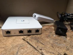 Tradera Ubiquiti UniFi Security Gateway (USG) samt en Cloud key> Nätverk & Tillbehör